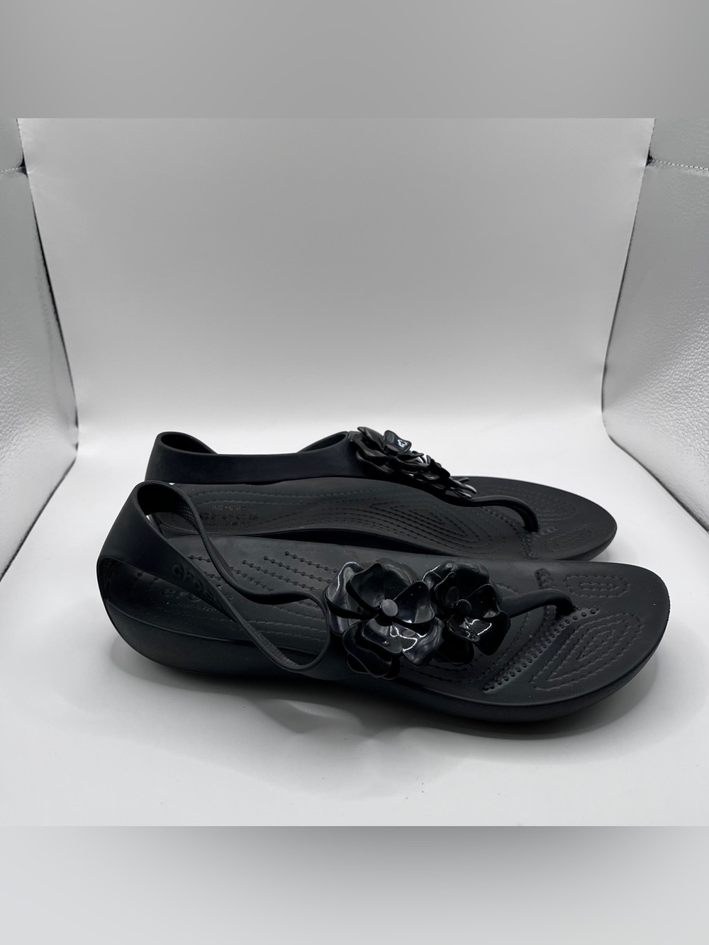 Crocs Sexi Flip Flower Sandals Women's Size 7 T-Strap Black Thong Serena - Picture 4 of 6